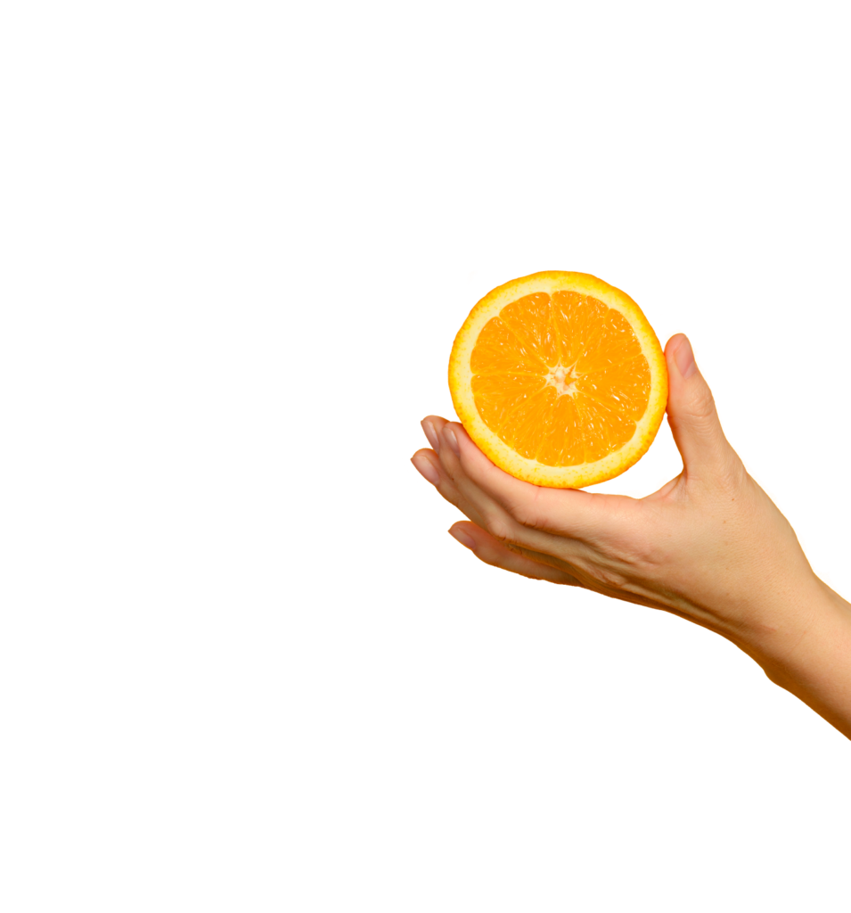 mano con una naranja representativa