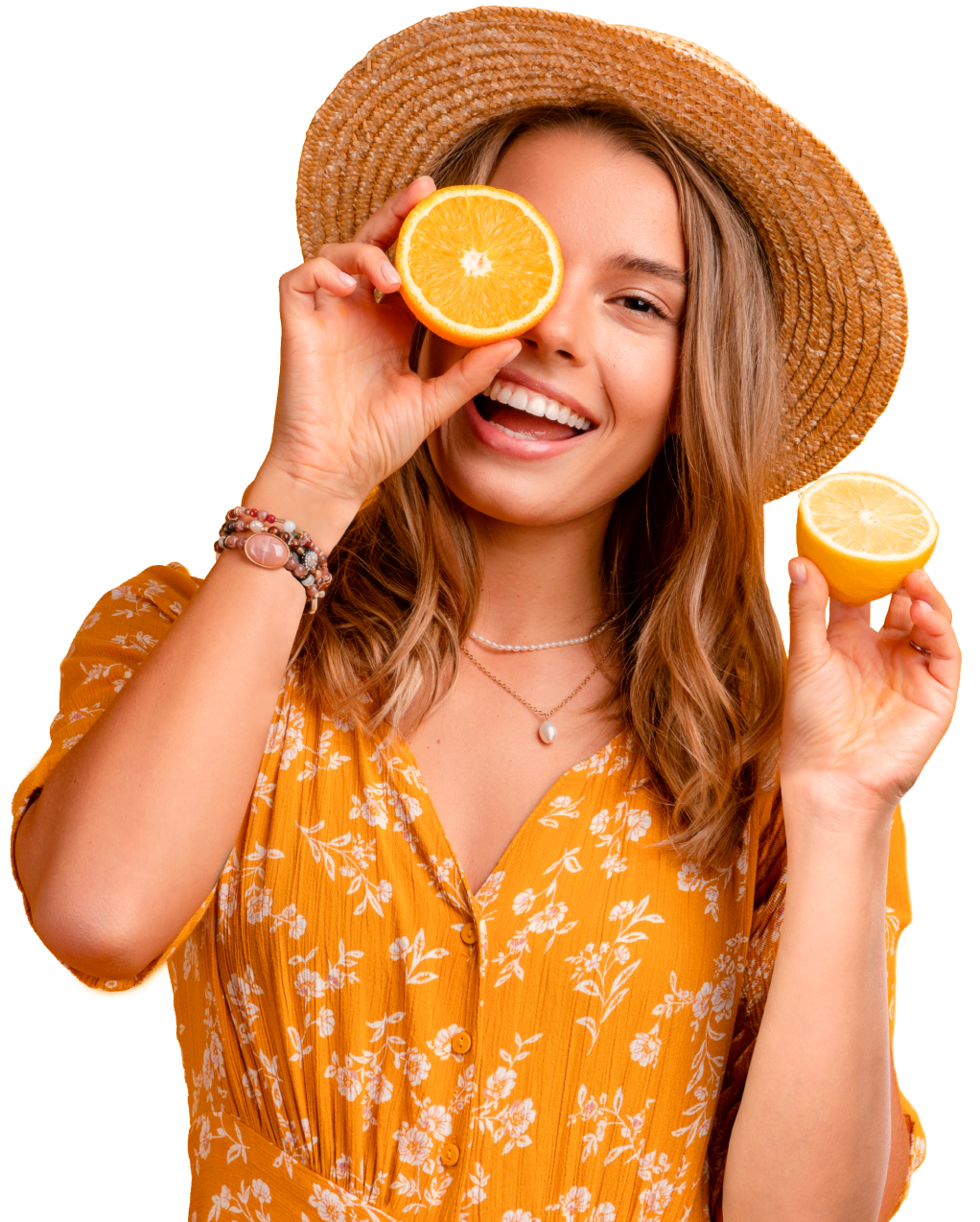 mujer joven sosteniendo una naranja partida y sonriendo